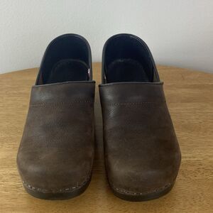 Sanita Closed Brown Pebbled Leather Professional Oil Clogs Women’s Sz 40(9) Wide